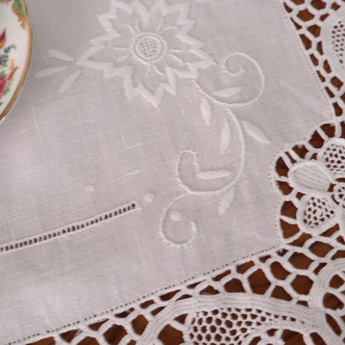 ドイツの手仕事/細やかなニードルレースとお花のホワイトワーク 生地