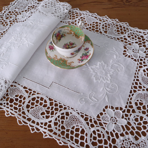 ドイツの手仕事/細やかなニードルレースとお花のホワイトワーク 生地