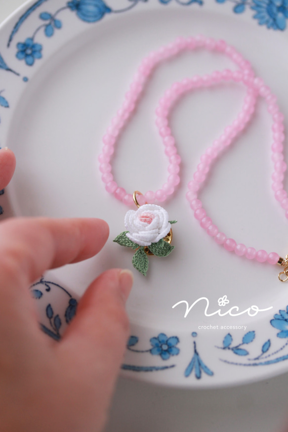 レース編み☆白い薔薇とヴィンテージビーズのネックレス 2枚目の画像