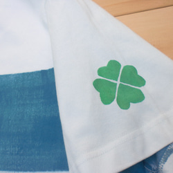 手染め　ボーダーTシャツ　幸運の四つ葉のクローバー型染め　日本製 2枚目の画像