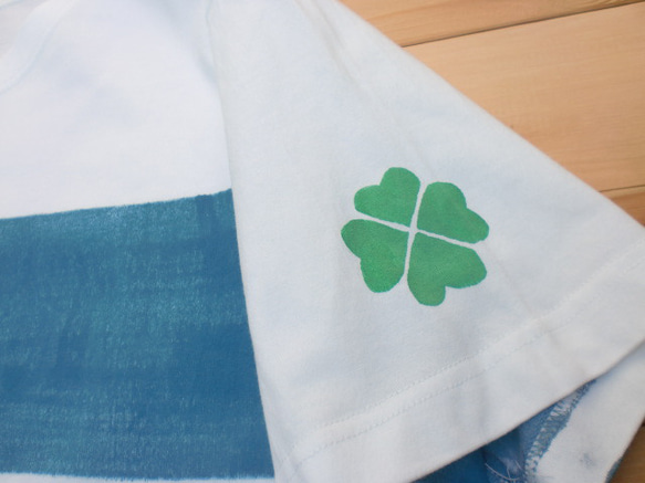 手染め　ボーダーTシャツ　幸運の四つ葉のクローバー型染め　日本製 2枚目の画像