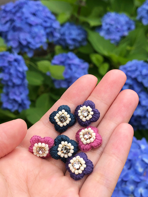 ちいさな紫陽花の贈りもの。刺繍とビジューの小粒イヤリング/ピアス［藍色/モスグリーン］ 11枚目の画像