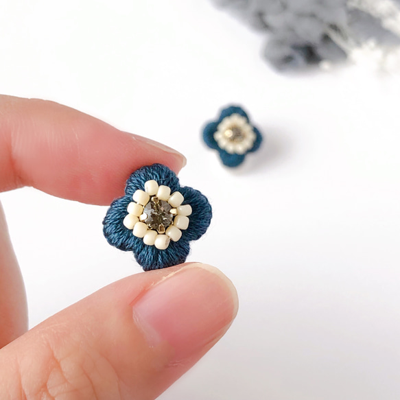 ちいさな紫陽花の贈りもの。刺繍とビジューの小粒イヤリング/ピアス［藍色/モスグリーン］ 6枚目の画像