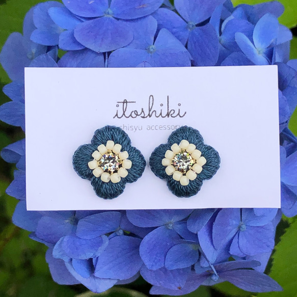 ちいさな紫陽花の贈りもの。刺繍とビジューの小粒イヤリング/ピアス［藍色/モスグリーン］ 1枚目の画像