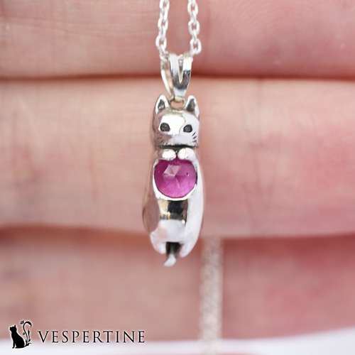 猫とルビーのネックレス：猫のシルバーアクセサリー、天然石：彼女