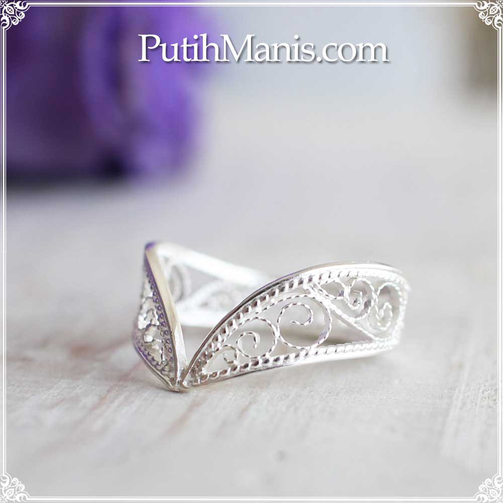 Ｖ字型のレースリング｜銀線細工の透かしの繊細さを堪能しつつ指を長く魅せるリング。 5号〜18号 [r-25-si]