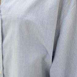 【2023リニューアル　全4カラー】涼しい綿ローンゆったりめバックデザインシャツ　ネイビー＊白ストライプ 10枚目の画像