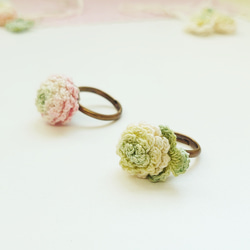 【リニューアル】シロツメクサの指輪♪【ピンク/白】［ゆびに花いちりん］レース編み・手染めのお花 3枚目の画像