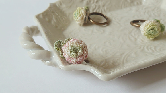 【リニューアル】シロツメクサの指輪♪【ピンク/白】［ゆびに花いちりん］レース編み・手染めのお花 4枚目の画像