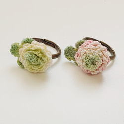 【リニューアル】シロツメクサの指輪♪【ピンク/白】［ゆびに花いちりん］レース編み・手染めのお花 2枚目の画像