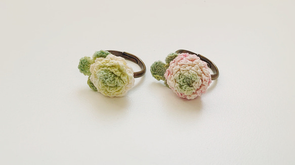【リニューアル】シロツメクサの指輪♪【ピンク/白】［ゆびに花いちりん］レース編み・手染めのお花 2枚目の画像
