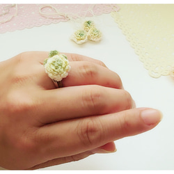 【リニューアル】シロツメクサの指輪♪【ピンク/白】［ゆびに花いちりん］レース編み・手染めのお花 6枚目の画像