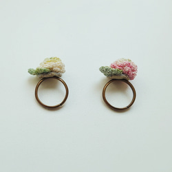 【リニューアル】シロツメクサの指輪♪【ピンク/白】［ゆびに花いちりん］レース編み・手染めのお花 5枚目の画像