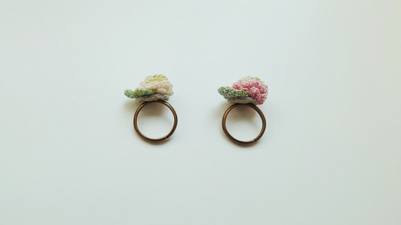 【リニューアル】シロツメクサの指輪♪【ピンク/白】［ゆびに花いちりん］レース編み・手染めのお花 5枚目の画像