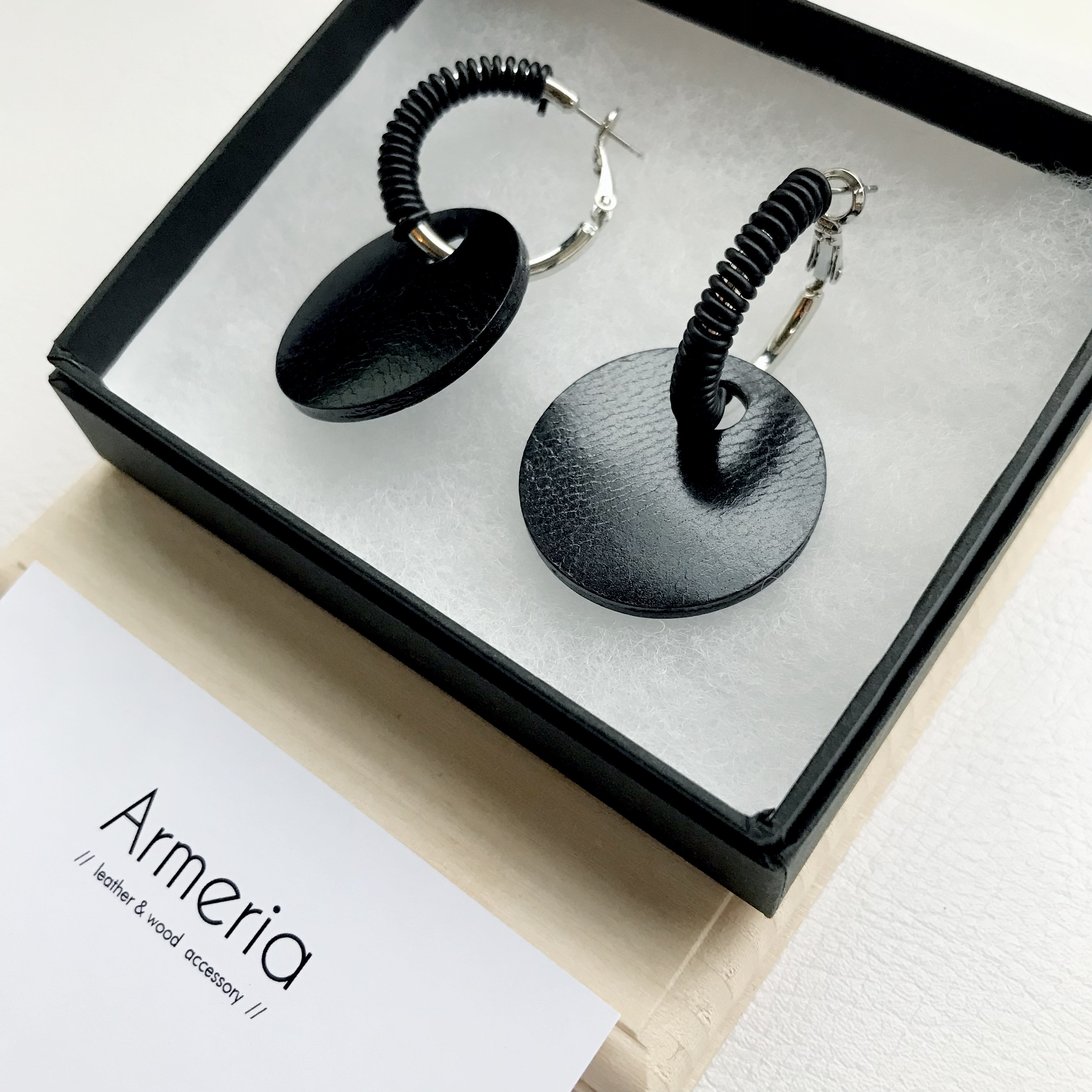 《curl code／Black》ピアスorイヤリング／イヤーカフ・クールな黒 4,675円