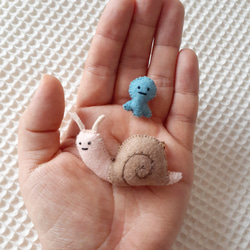 フェルトマスコット 刺繍 ブローチ カタツムリ てるてる坊主 セット