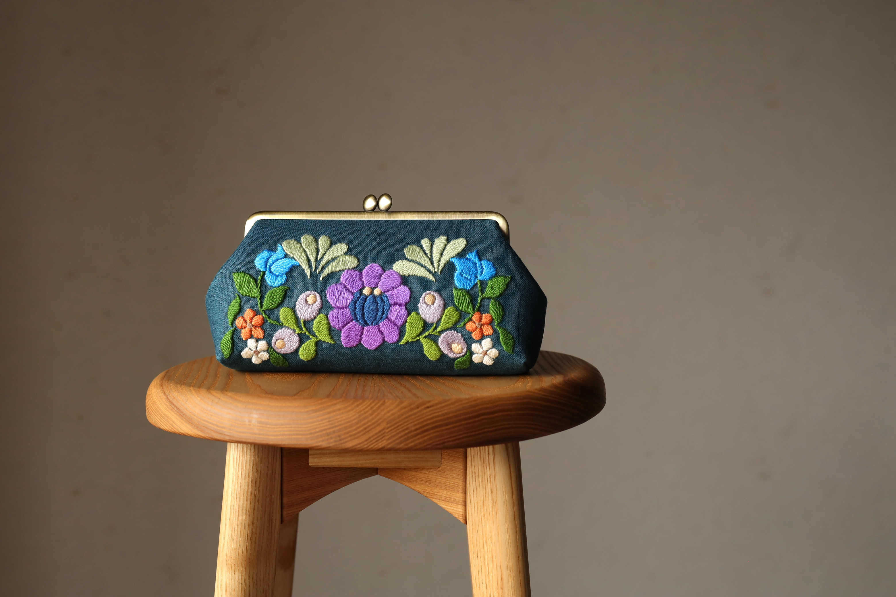 ブルーグリーンリネン　花刺繍　がま口ポーチ　L