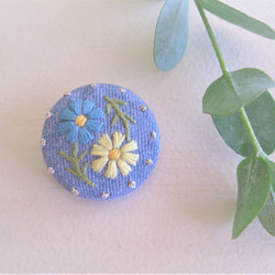 北欧の小さな花＊手刺繍のブローチ 5枚目の画像