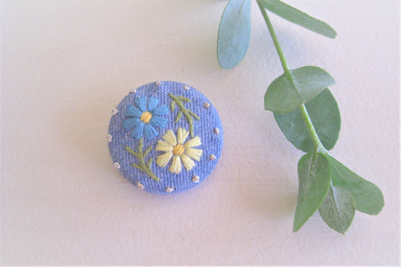 北欧の小さな花＊手刺繍のブローチ 5枚目の画像