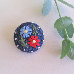 北欧の小さな花＊手刺繍のブローチ 4枚目の画像