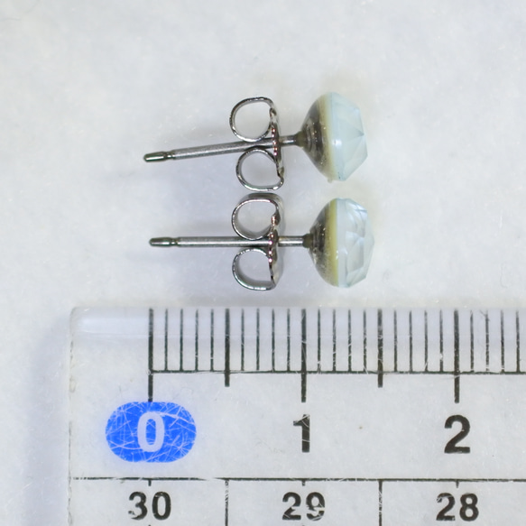 （1 件）白色貝殼和天藍色托帕石耳釘（6 毫米，鈦柱） 第5張的照片