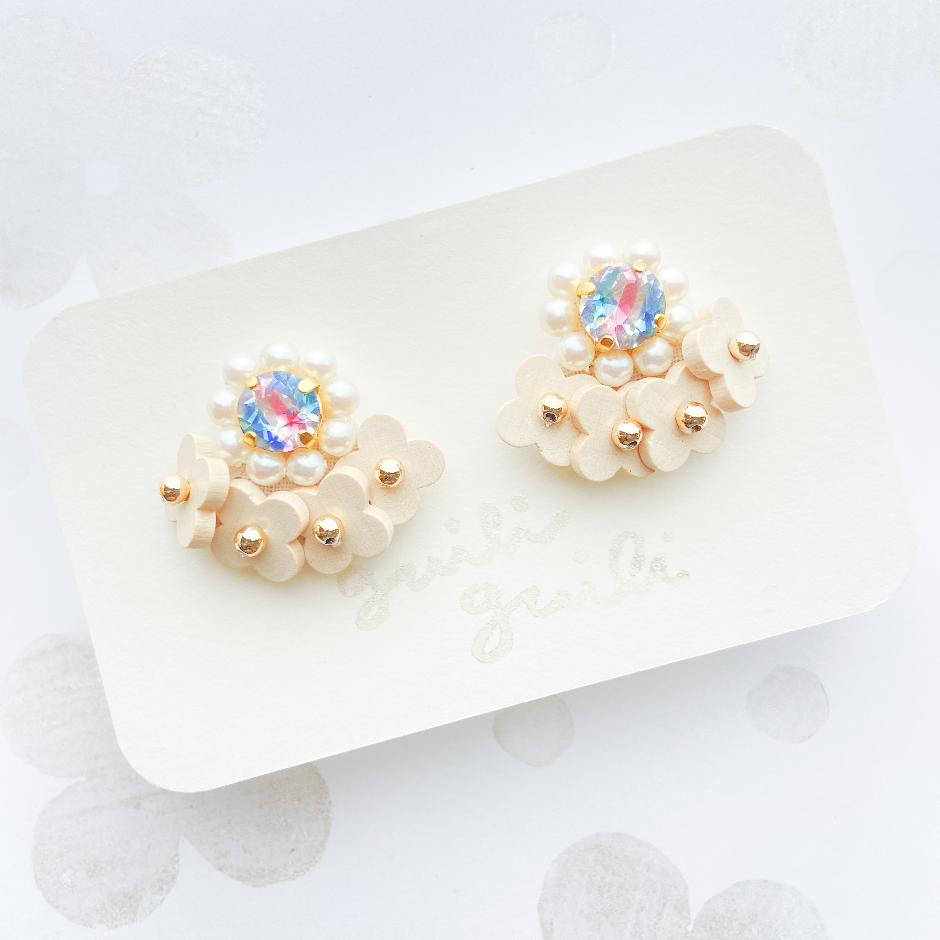 チュチュ_008（アイリス）ビジューと木製ビーズの耳かざり