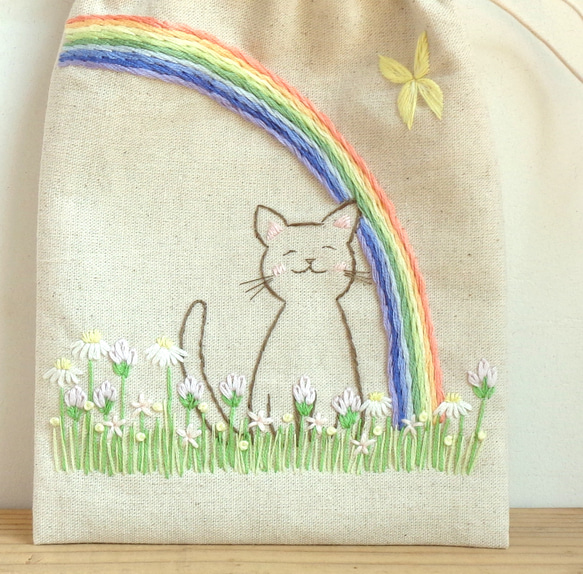 【ドネイション対応作品】ペットロスの癒やしに☆猫ちゃんと虹の橋の刺繍巾着 2枚目の画像