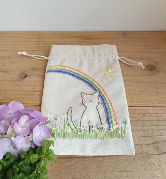 【ドネイション対応作品】ペットロスの癒やしに☆猫ちゃんと虹の橋の刺繍巾着 4枚目の画像