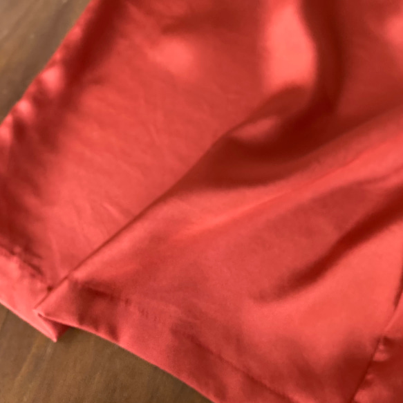 贅沢な部屋着　シルクのショートパンツ　落ち着いた赤 2枚目の画像