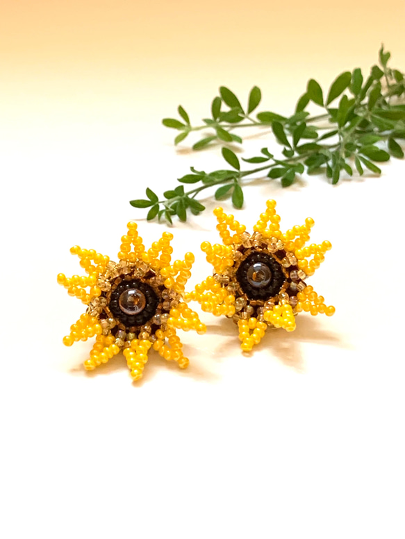 《送料込》ビーズ刺繍＊ゴッホの向日葵のpierce or earring/花言葉は憧れ・情熱 2枚目の画像