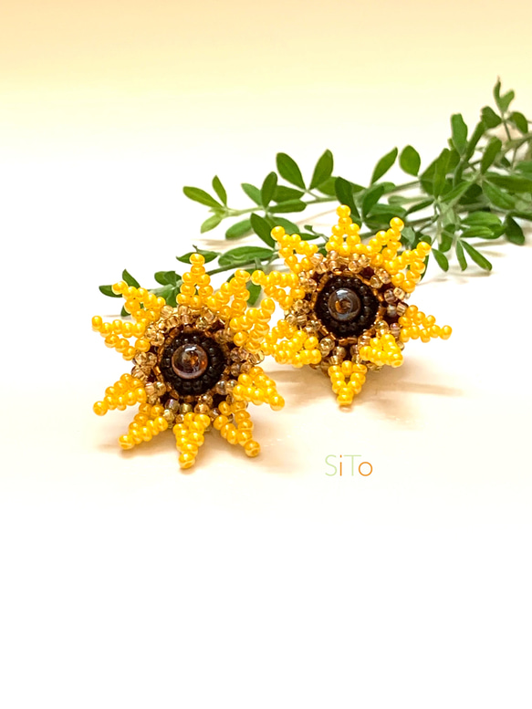 《送料込》ビーズ刺繍＊ゴッホの向日葵のpierce or earring/花言葉は憧れ・情熱 1枚目の画像