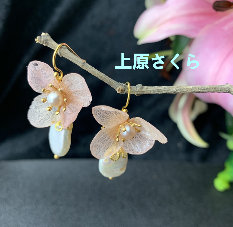 手作り    花びら舞う ピアス·イヤリング
