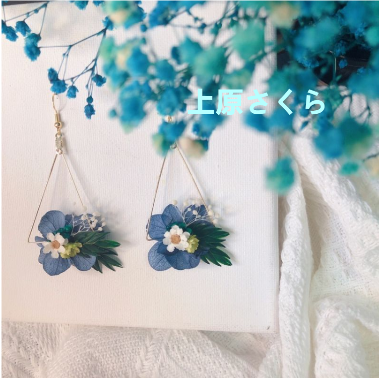 手作り  紫陽花入り花びら耳飾り(blue)