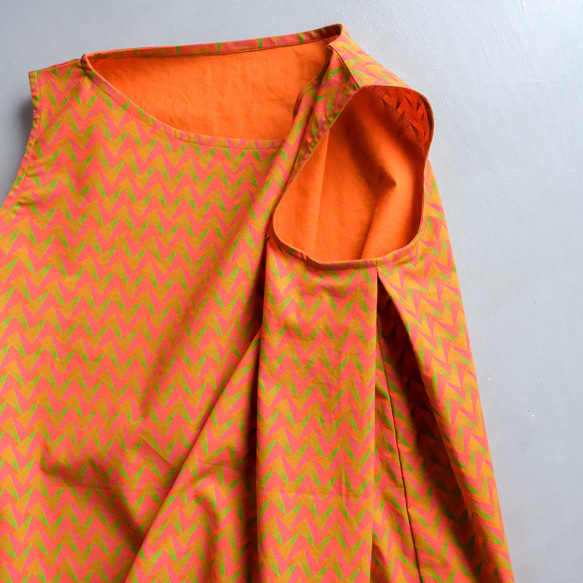 Shweshwe 織物船領襯衫橙色幾何 第4張的照片