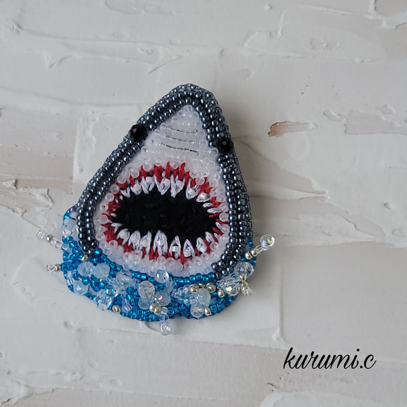 サメのビーズ刺繍ブローチ 2枚目の画像