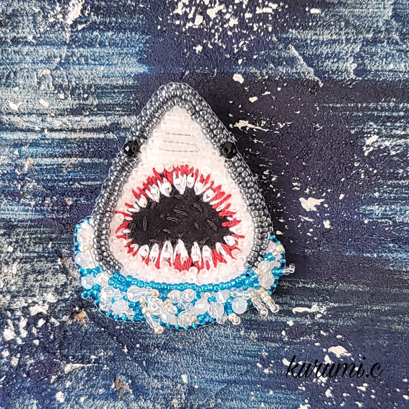 サメのビーズ刺繍ブローチ 1枚目の画像