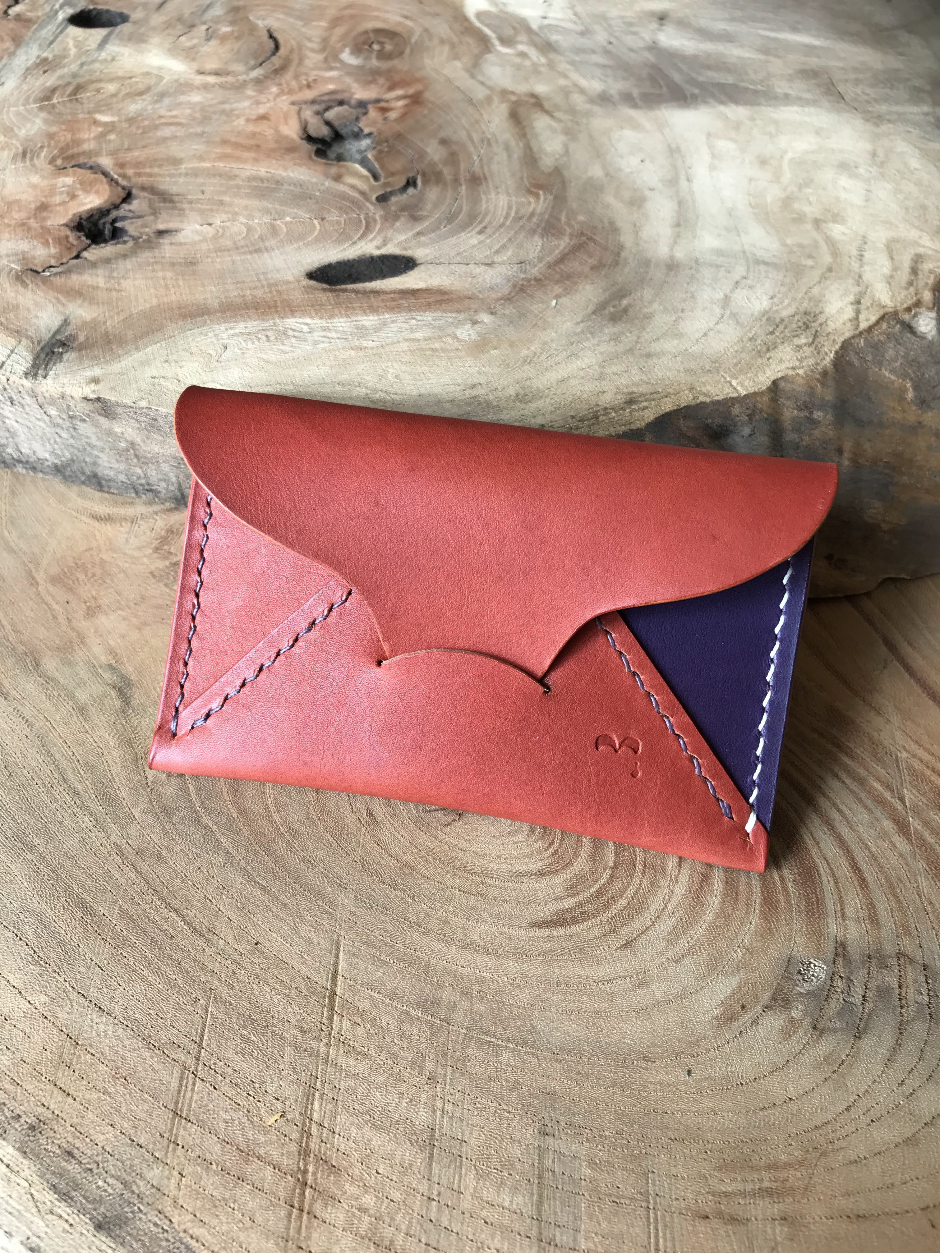 【手縫いの本革名刺入れ/カードケース】レッド・就職祝い・プレゼントにおすすめ♪スリム薄型・タンニンなめし革