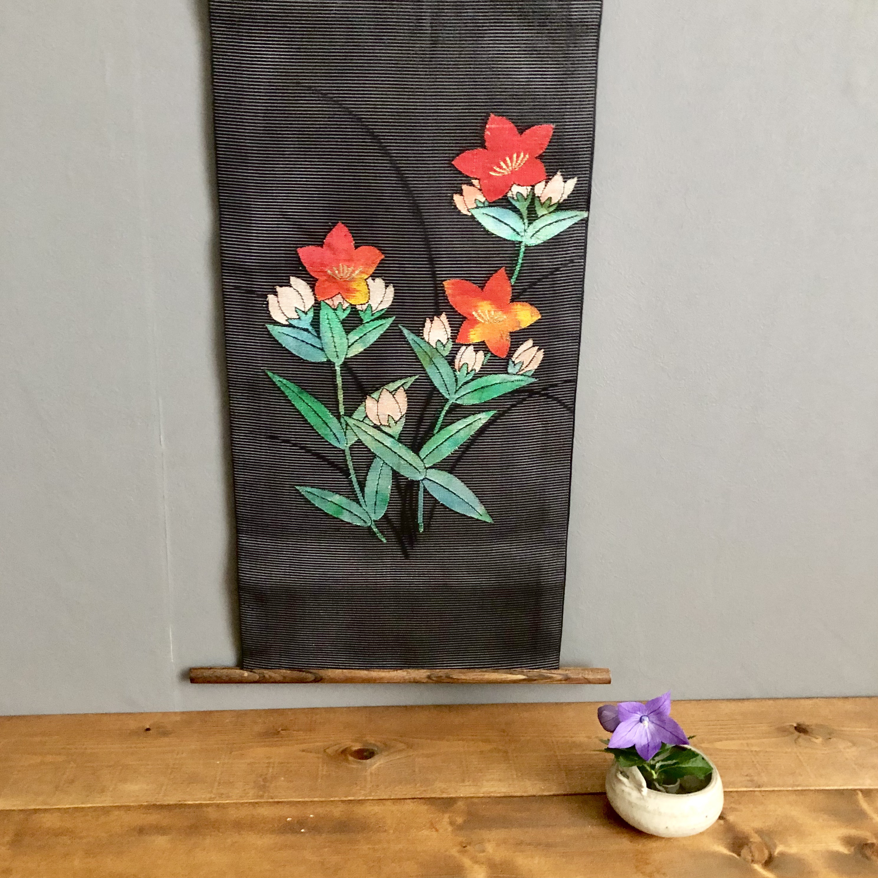 夏帯のタペストリー　黒に咲く桔梗　サスティナブル 着物リメイク　涼やかインテリア