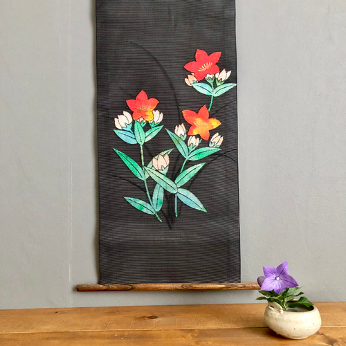 夏帯のタペストリー 黒に咲く桔梗 サスティナブル 着物リメイク 涼やか