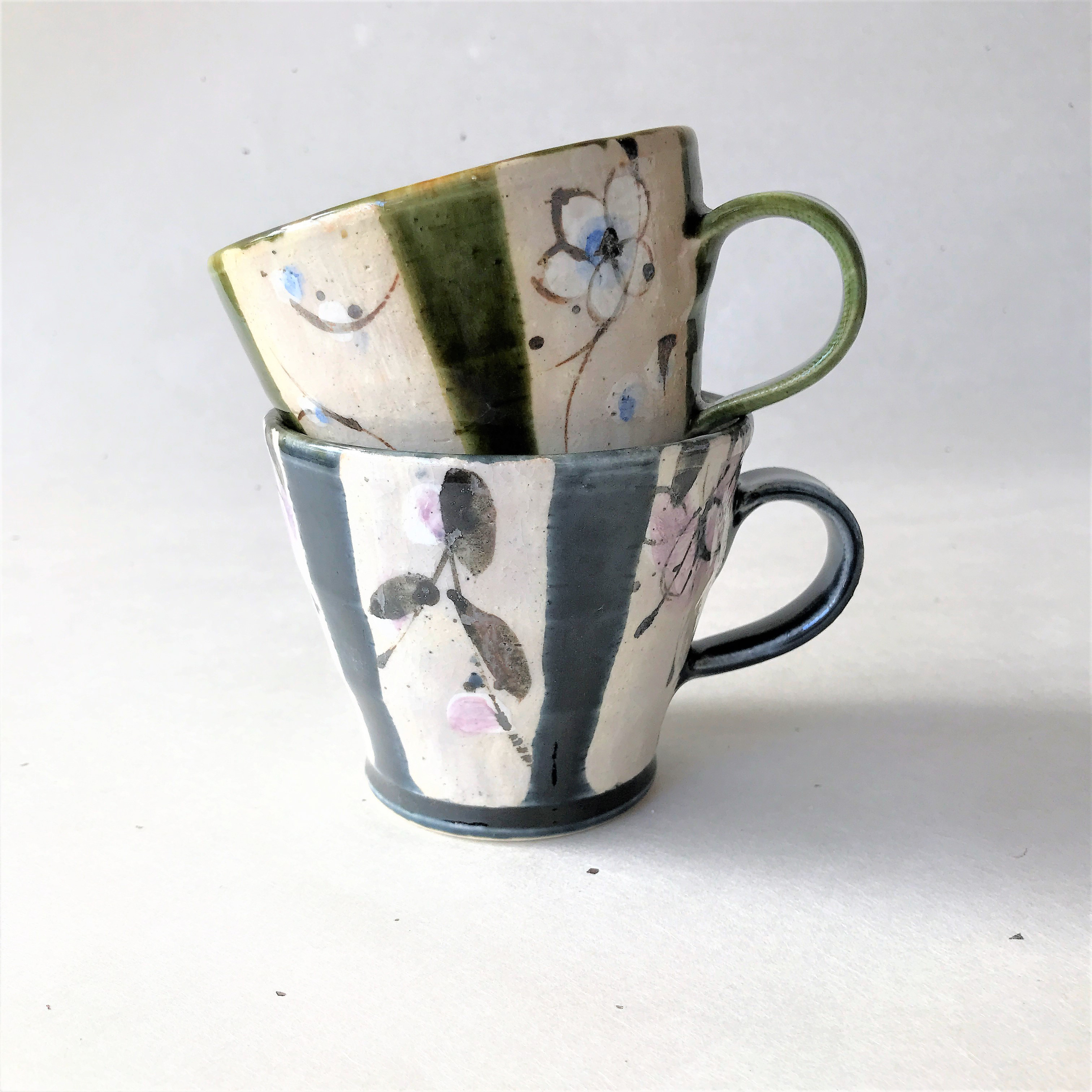 まほろばペアマグカップ 藍枝垂れ花 と織部小花唐草