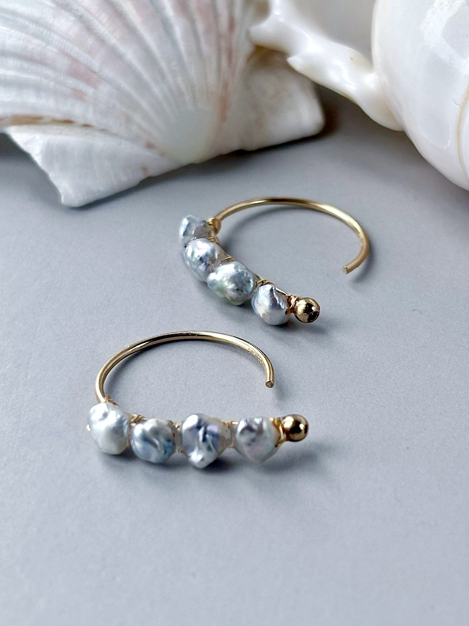 【14kgf】あこやケシパールが煌めく、ゴールドフィルドの小さなフープフックピアス❇︎グレー真珠のサマーアクセサリー