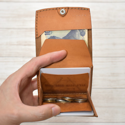 易於操作（容量）的迷你錢包，6 張卡，雙折，薄型，黑色，義大利皮革 第4張的照片