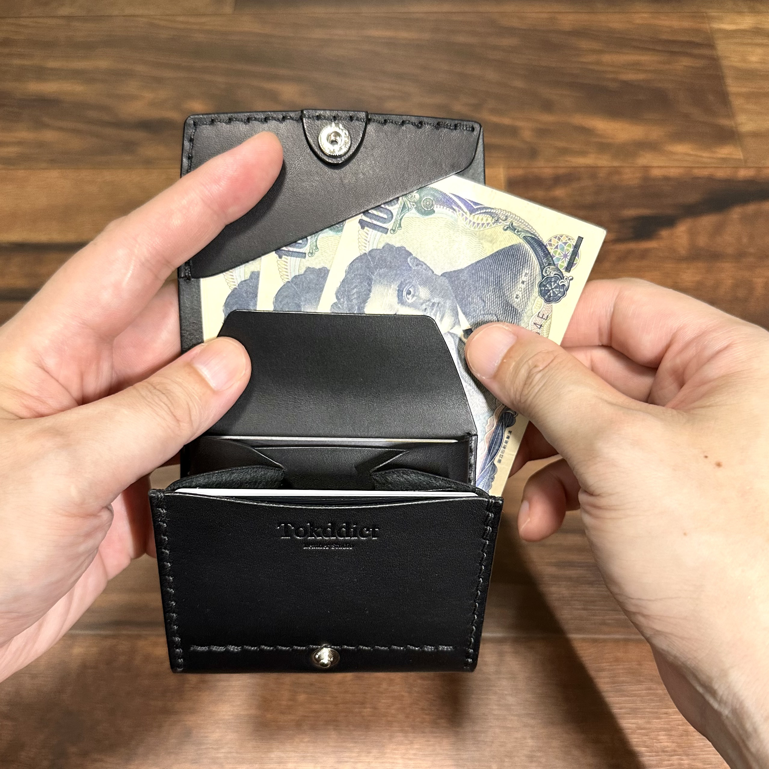 【新】要領(容量)がいいミニウォレット カード9枚 二つ折り 薄め ブラック イタリアンレザー