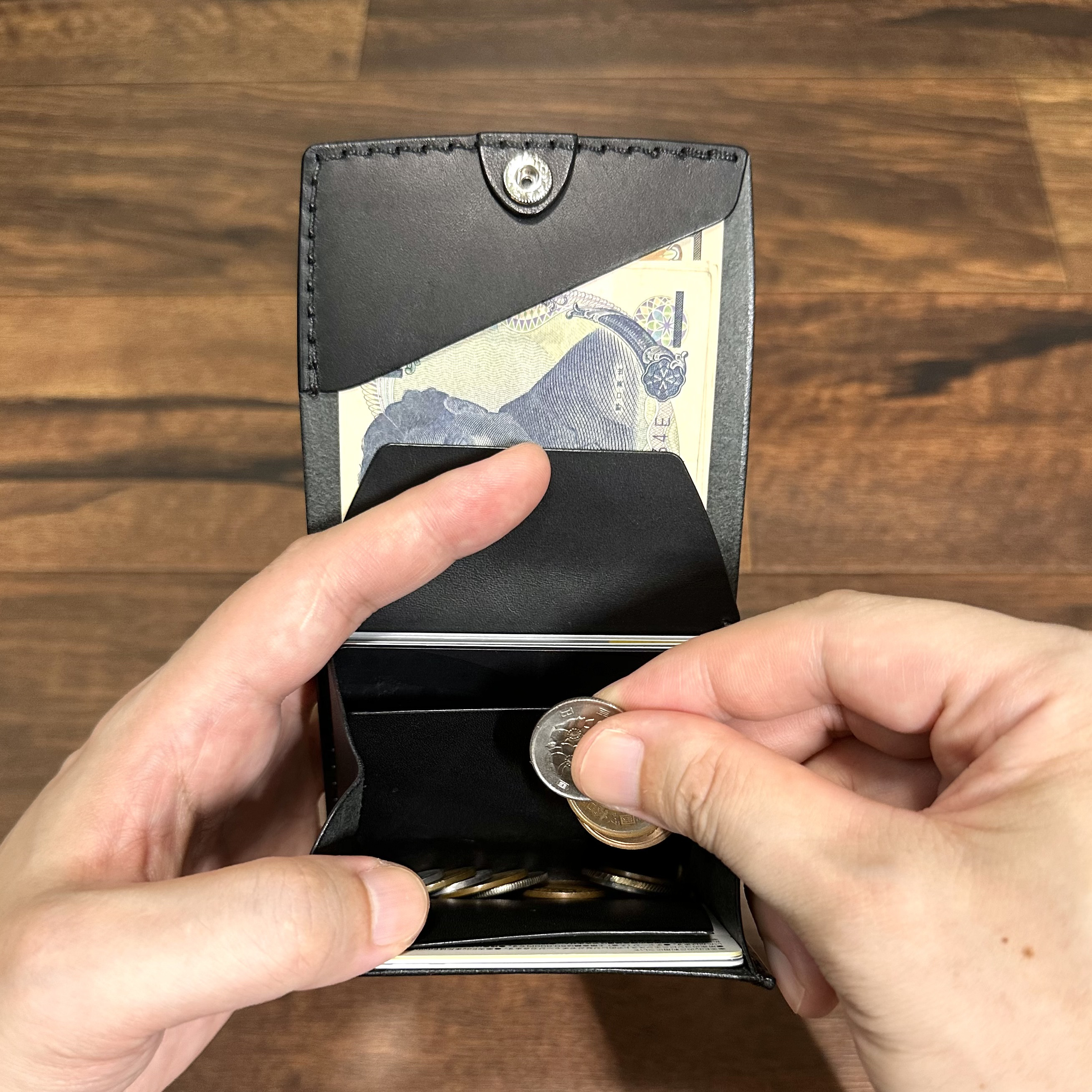 【新】要領(容量)がいいミニウォレット カード9枚 二つ折り 薄め ブラック イタリアンレザー