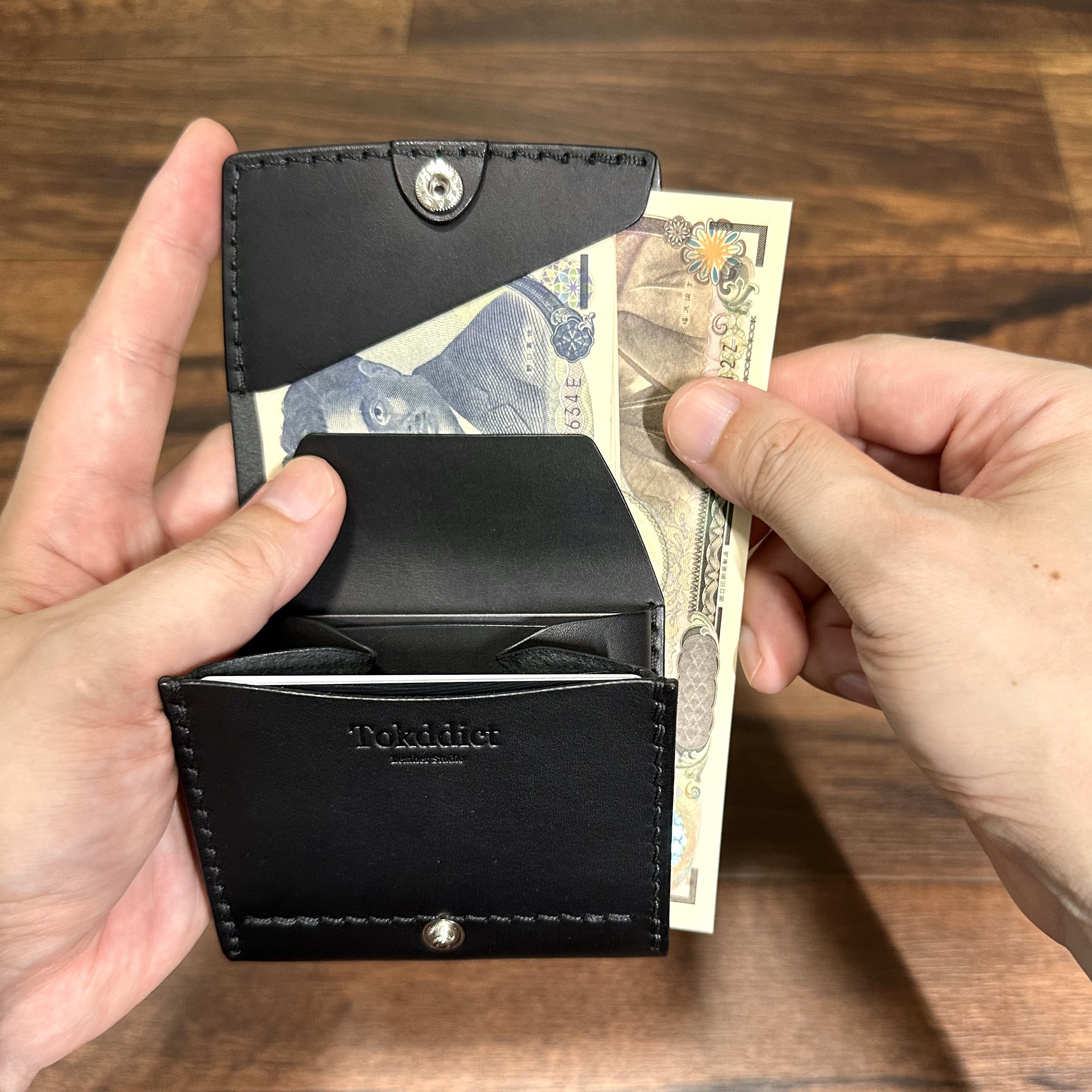 【新】要領(容量)がいいミニウォレット カード9枚 二つ折り 薄め ブラック イタリアンレザー