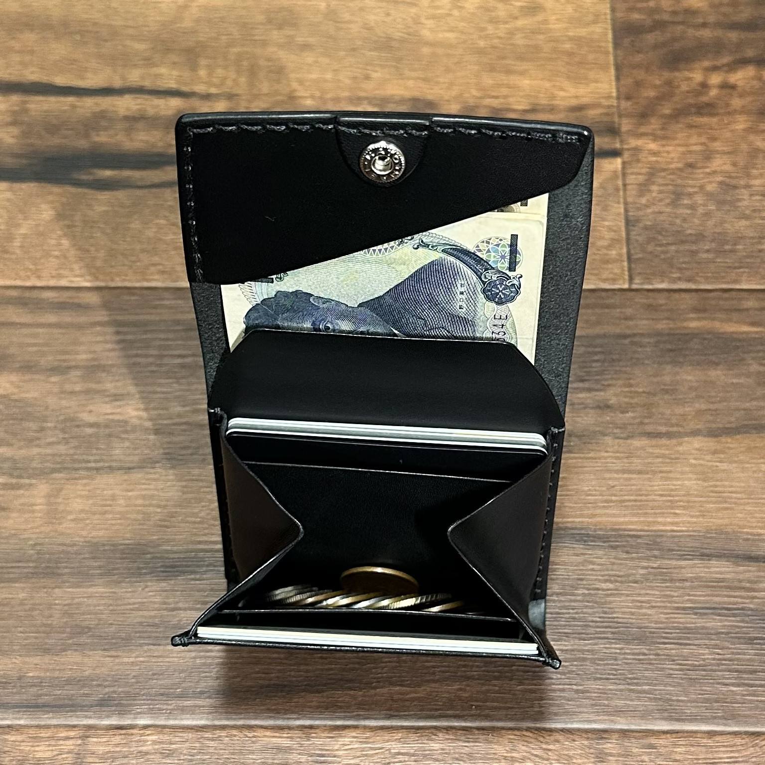 【新】要領(容量)がいいミニウォレット カード9枚 二つ折り 薄め ブラック イタリアンレザー