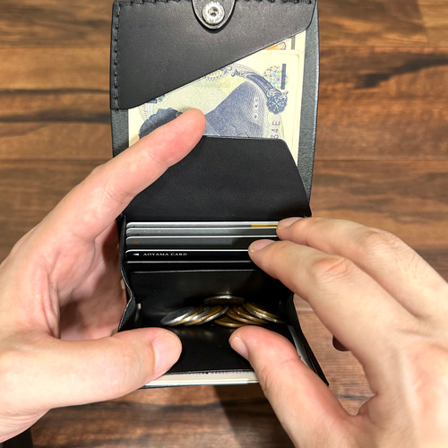 新】要領(容量)がいいミニウォレット カード9枚 二つ折り 薄め