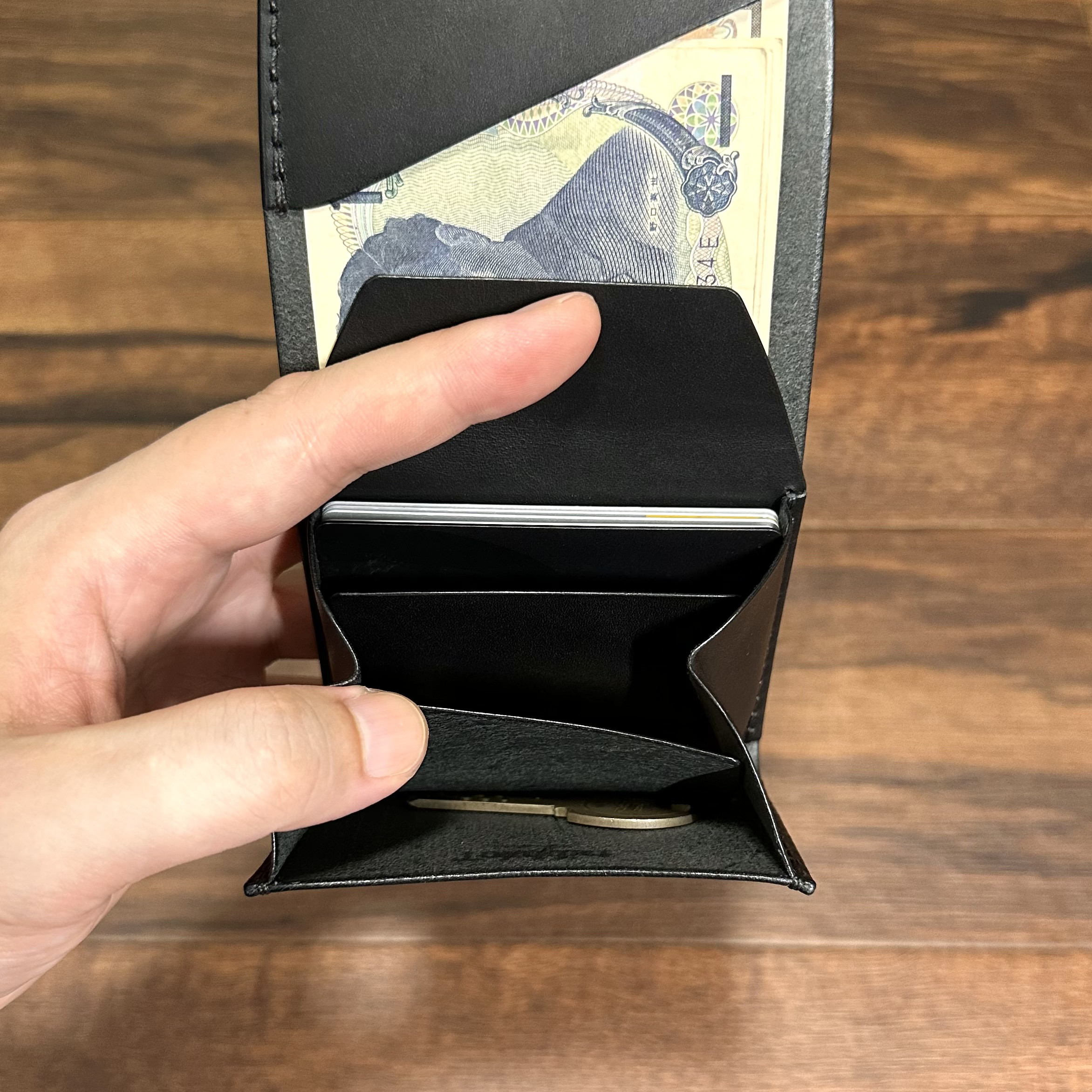 【新】要領(容量)がいいミニウォレット カード9枚 二つ折り 薄め ブラック イタリアンレザー