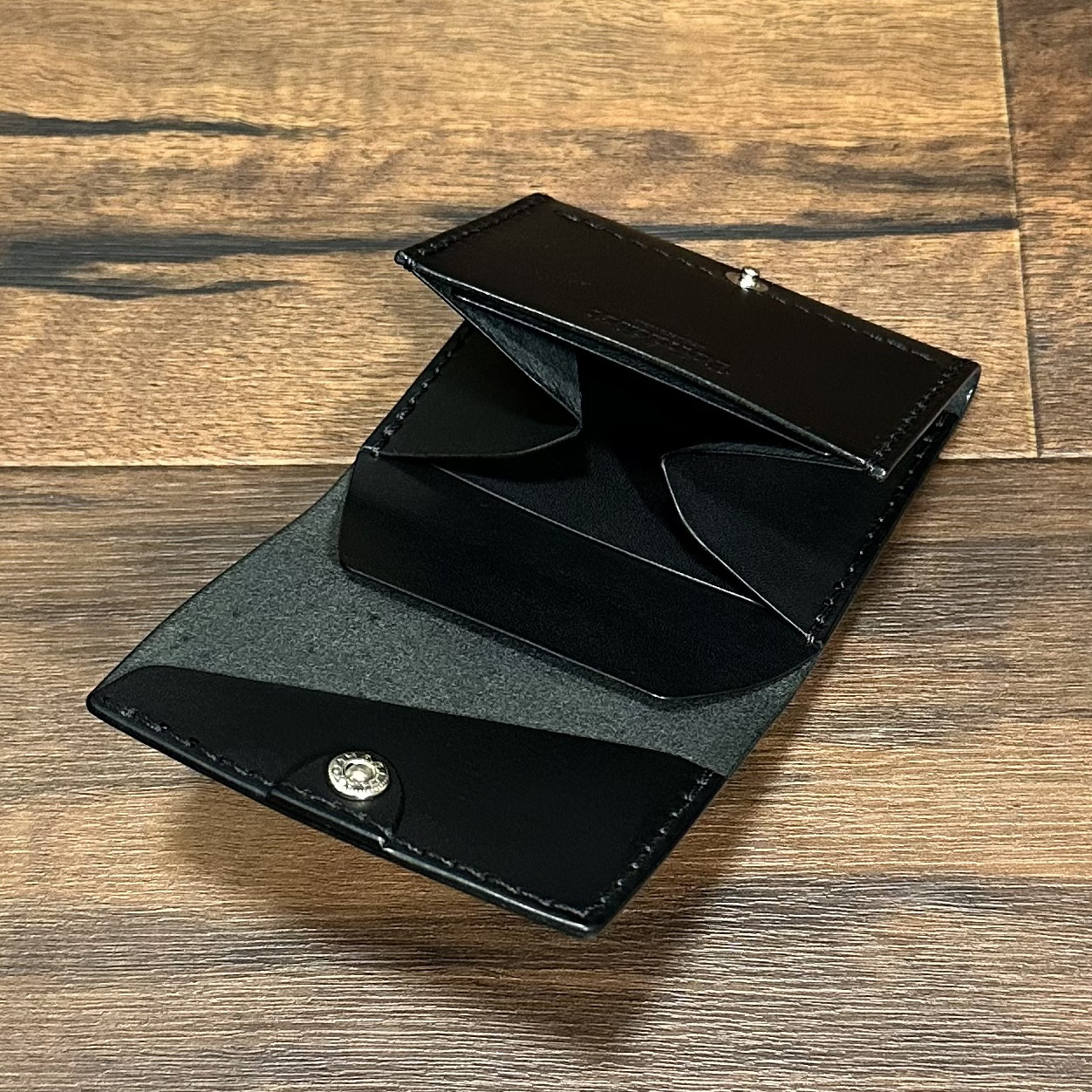 【新】要領(容量)がいいミニウォレット カード9枚 二つ折り 薄め ブラック イタリアンレザー