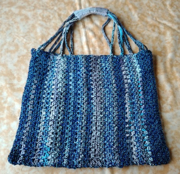 ダイヤの夏糸とアイロンで硬化する糸、2本～3本取り取りで編んで、いる今年一押しのバッグ～～！ 2枚目の画像